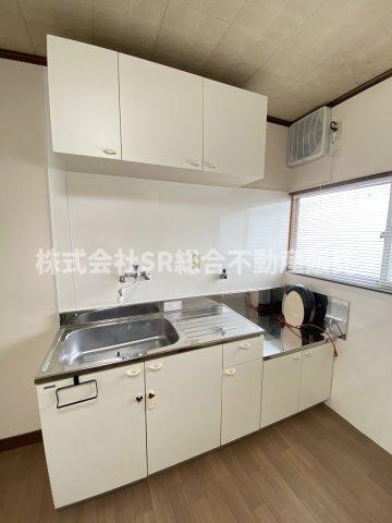 若江東町2丁目中古戸建のキッチン|上下に棚も付いており、使いやすいキッチンでお好きなコンロを置けます♪