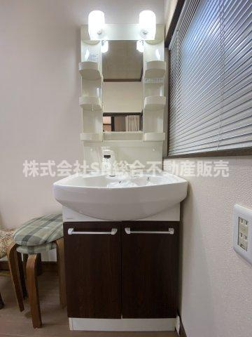 若江東町2丁目中古戸建の独立洗面台|温水シャワー付洗面化粧台があり朝の支度も楽々です☆