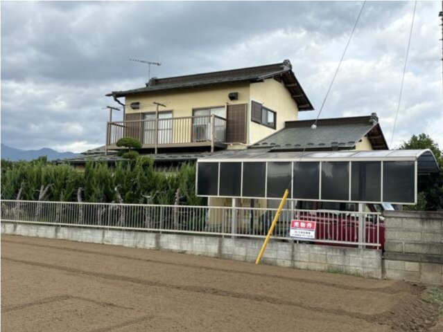 【外観】 | 雨の日でも濡れずに車の乗り降りができるカーポート付き！
お車を所有されているご家庭も安心です◎