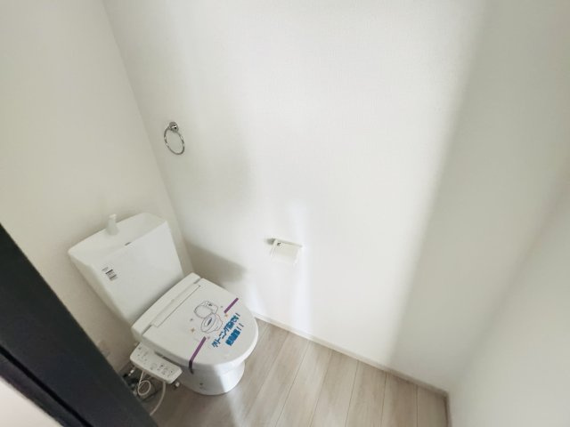 新築　渋川市石原1期　2号棟のトイレ|現地写真　節水タイプのウォシュレット付きトイレ、水道料節約に一役買います！							
