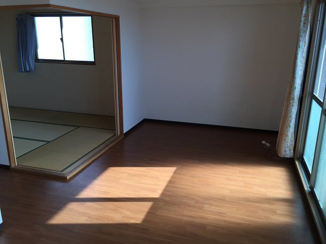 和泉市伯太町４丁目の賃貸マンションの居間・リビング|ゆったりとしたリビングです