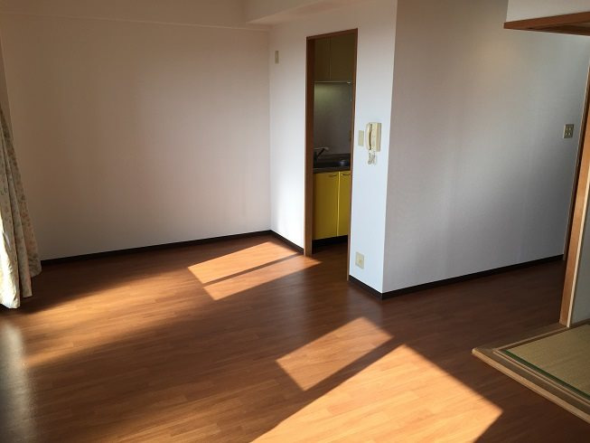 和泉市伯太町４丁目の賃貸マンションの居間・リビング|ゆったりとしたリビングです