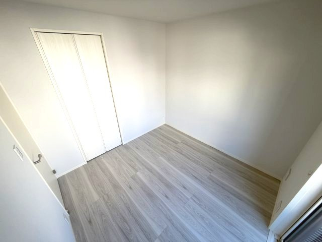 【洋室】 | ALVA | 落ち着いた色調の洋室です