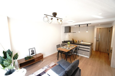 【居間・リビング】 | 【上質リノベ】戸坂千足パークマンション | 【約14.1帖LDK】
キッチンとゆるやかにつながる開放的なLDK。
グレージュの床と石目調キッチンが空間に統一感を生み、
暮らしにやさしい落ち着きを添える。
大きな窓から光が広がり、明るく心地よい♪