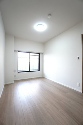 【洋室】 | 【上質リノベ】戸坂千足パークマンション | 【洋室約5.7帖】
心と体をゆったりと安らげる主寝室。
寝室のゆとりが大きい分だけ、
暮らしの安らぎは深まります。
一日の疲れを癒すだけでなく、
ご夫婦の親密な語らいを紡ぎ出します。