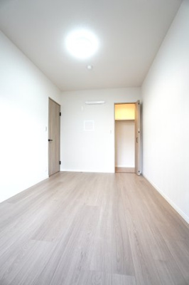 【洋室】 | 【上質リノベ】戸坂千足パークマンション | 【洋室約5.7帖】
どんな家具や敷物でも部屋に馴染みやすく、
コーディネートがし易そうですね。
配置も柔軟に対応できるので身の回りの整理もし易い！
自分好みの空間に出来そうですね！