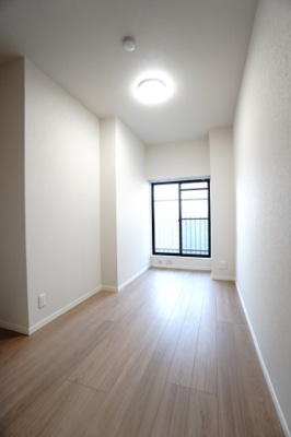 【洋室】 | 【上質リノベ】戸坂千足パークマンション | 【洋室約5.0帖】
居室にはクローゼットを完備。
自由度の高い家具の配置が叶うシンプルな空間です。
お子様の成長と人数と共に必要になる
子供部屋にもぴったりの間取りですね。