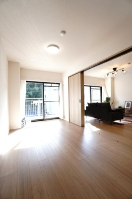 【洋室】 | 【上質リノベ】戸坂千足パークマンション | 【洋室約5.9帖】
在宅勤務・リモートワークの書斎や、
趣味やくつろぎのスペースとしても。
家族と一緒に楽しい時間を過ごす中にも、
一人でくつろげる時間と場所は特に良いですね。