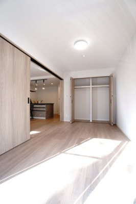 【洋室】 | 【上質リノベ】戸坂千足パークマンション | 【洋室約5.9帖】
将来、ライフスタイルや家族構成が変わった時等、
第2子供部屋としても活用できそうですね！
勿論、壁掛けエアコンも取付が出来ますので、
快適な居室環境で過ごせそうです！