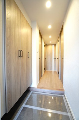 【玄関】 | 【上質リノベ】戸坂千足パークマンション | 【玄関ホール】
人を迎え入れる最初の場所だからこそ、
清潔感があり纏まった空間にして頂ける様に
大型フローティングシューズBOXを設置。
照明はオートライト。消し忘れや
出入りが暗くならなく済みます！