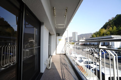 【バルコニー】 | 【上質リノベ】戸坂千足パークマンション | 【バルコニー】
リビング全面が接するワイドバルコニー。
前面の建物が邪魔することなくよく陽が当たり、お洗濯物もすぐ乾きそう！
この位の広さがあると、エアコン室外機を置いても十分なスペースを保てます。