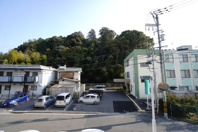 【展望】 | 【上質リノベ】戸坂千足パークマンション | 【四季を感じる】
四季の移ろい・爽やかな青空や風を感じられ
自然を愉しめるパノラマビュー。
毎日の暮らしに余裕を感じさせてくれる、
遮る物の無い開放的な眺望を是非、ご堪能ください。