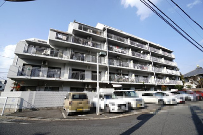 【外観】 | 【上質リノベ】戸坂千足パークマンション | 【耐震性】
耐震性の高さを判断するポイントは、
建築確認申請日が1981年6月1日以降の
新耐震基準に適合しているかどうか。
震度６程度の大地震でも
建物が崩壊しないレベルが基準になりました。