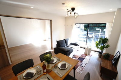 【居間・リビング】 | 【上質リノベ】戸坂千足パークマンション | 【約14.1帖LDK】
視線が奥まで抜けるワイドなLDK。明るさと心地よさを兼ね備えた空間は、
家族の時間も一人の時間も、どちらも快適に過ごせる。
家具配置の自由度も高く、日常がより伸びやかに広がる。