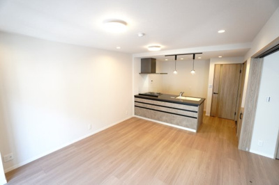 【居間・リビング】 | 【上質リノベ】戸坂千足パークマンション | 【約14.1帖LDK】
自然光が広がるリビングは、毎日の“くつろぎ時間”を上質に整える場所。
家族の時間を包み込み、穏やかな日常を育ててくれる
心地よいひとときが流れる空間です。