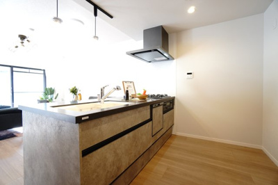 【キッチン】 | 【上質リノベ】戸坂千足パークマンション | 【キッチンスペース】
キッチンがフラット対面式で豪華設備！
Jサイドフード＆強化ガラスオイルガードを使用で、
アイランドキッチンみたいに一気に開放感爆発！
まるで、ステージからリビングを見渡すよう。