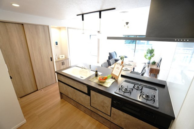 【キッチン】 | 【上質リノベ】戸坂千足パークマンション | ☆キッチンの特徴☆
・クリナップ社製
・コーリアントップ
・浄水器一体型ハンドシャワー水栓
・ホーロートップ3口ガスコンロ
・ワークトップ下コンセント
・食器洗い乾燥機
・強化ガラス製のオイルガード