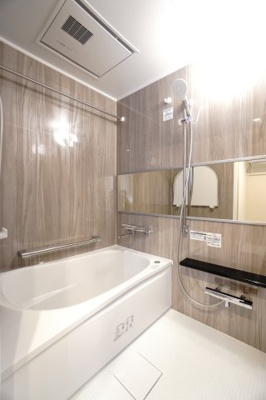 【浴室】 | 【上質リノベ】戸坂千足パークマンション | 【バスルーム】
TOTO社製RWシリーズは
「ゆるリラ浴槽」「カラリ床」で独自の技術によりバスタイムを
よりよく演出してくれます！
更に、浴室暖房乾燥機が標準設備！
お手入れが楽なシステムバスです。