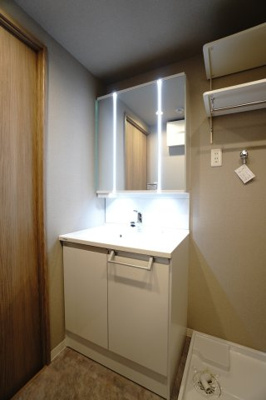 【独立洗面台】 | 【上質リノベ】戸坂千足パークマンション | 【コスメカウンター】
Panasonic社製！
「美ルックツインラインLED照明」は、
従来の照明より自然な肌の色に見える照明。
肌の色味を美しく引き立て、
洗面ボウルも広くメイクの時間をより素敵に。