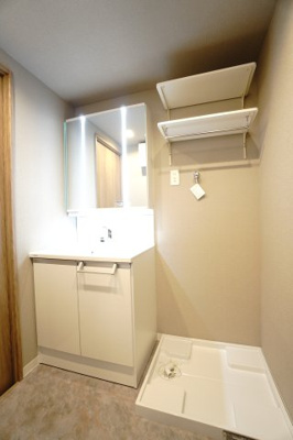 【独立洗面台】 | 【上質リノベ】戸坂千足パークマンション | 【パウダールーム】
嬉しい、タオル掛け付きの2段可動式のリネンラック。
しかも装着が楽なワンタッチ式の給水栓！
洗濯機置場はドラム式の洗濯機も入るサイズですが、
お手持ちのサイズが入るか要確認です！