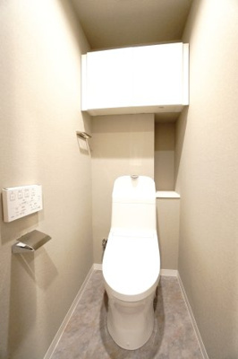 【トイレ】 | 【上質リノベ】戸坂千足パークマンション | 【レストルーム】
TOTO社製！きれいをまもるせいけつトイレ！
お掃除はサッとひとふきで完了！
少ない水で、汚れをしっかり洗い流します。
手洗い機能付きなので、もしもの時も慌てない！
キャビネット付！