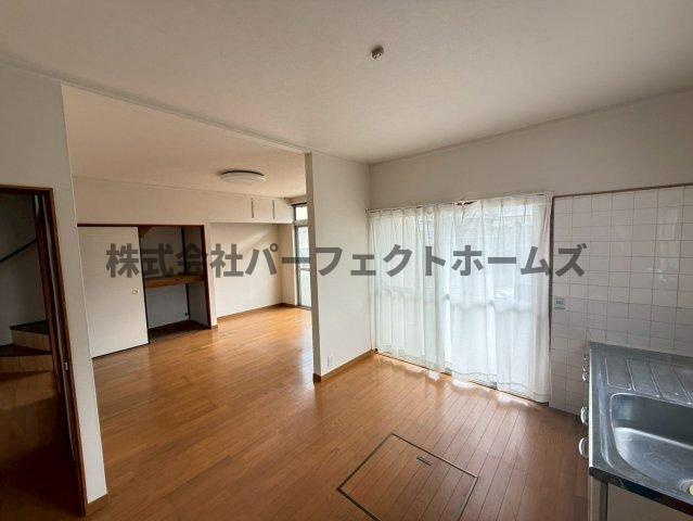 宇山町戸建　賃貸の居間・リビング|こちらのリビングで趣味の時間をお楽しみください