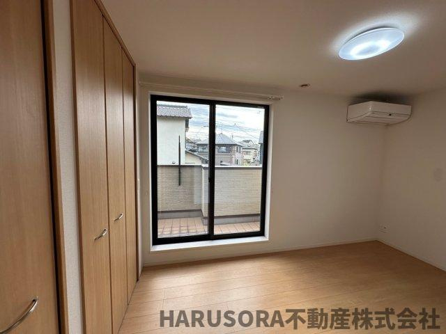 生駒市小明町　２階建の洋室
