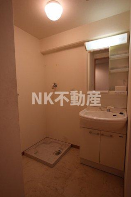 【洗面所】 | ロイヤルマツイ（荒本賃貸） | 明るい洗面所です