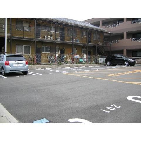 グランドパレスの駐車場