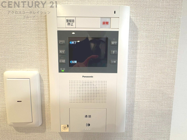 訪問者が来たときにテレビ画面で確認できるため、安心してドアを開けられます。録画機能があるものもあり、留守中に来訪者を記録しておくことができます。利便性が高く、セキュリティ面でも安心です。