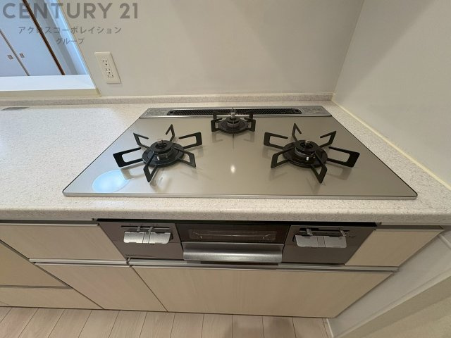 多数の調理器具を同時に使用でき、料理の効率化が可能。省エネで節約になり、様々な料理スタイルに適応できます。また、火力調整が独立しており、手入れや掃除もしやすく、今よりもっとお料理が楽しくなるかも。