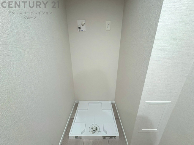 洗濯物の仕分け作業がしやすく、整理整頓が容易になります。洗濯音や湿気を他の部屋に持ち込まず、生活環境を快適に保ちます。上部を活用すれば収納スペースを確保でき洗剤や洗濯用品の整理もしやすくなります。