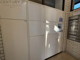 宅配ボックスは荷物の受け取りや配達が便利で安全です。不在時でも荷物が確保され、盗難や損傷のリスクが減少。受け取り時間の柔軟性が向上。外出先からでも荷物の受け取りや預けが可能となります。