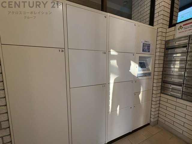宅配ボックスは荷物の受け取りや配達が便利で安全です。不在時でも荷物が確保され、盗難や損傷のリスクが減少。受け取り時間の柔軟性が向上。外出先からでも荷物の受け取りや預けが可能となります。