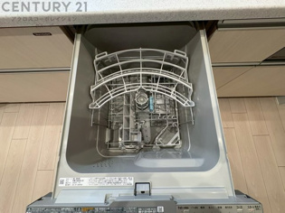 手洗いに比べて時間や労力を節約できることです。また、高温のお湯で洗浄されるため、雑菌や細菌を殺菌する効果もあります。さらに、乾燥機能があるため、手で拭く手間も省け衛生的に保管できます。