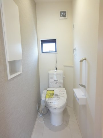 ブルーミングガーデン前橋市下新田町（平屋）のトイレ|トイレ２です。清潔感のある白を基調としています。
平屋でトイレが２ヶ所あるのは珍しいです。