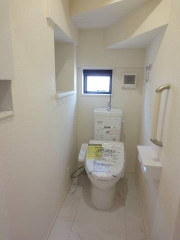 ブルーミングガーデン前橋市下新田町（平屋）の居間・リビング|勾配天井の造りでおしゃれです♪カウンターキッチンなのでお料理をしながら会話もできます。夕食の支度をしながら、お子様の様子も見られて自然と会話も増えますよ♪