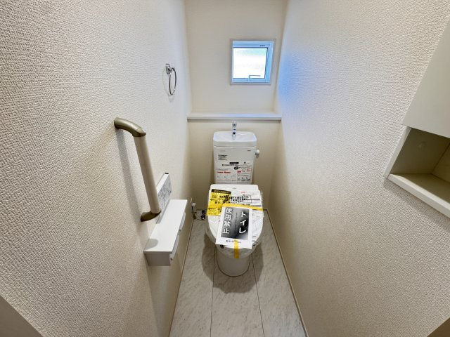 ブルーミングガーデン前橋市下新田町（平屋）のトイレ|トイレ２です。清潔感のある白を基調としています。
平屋でトイレが２ヶ所あるのは珍しいです。