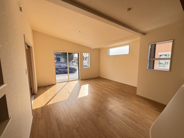 ブルーミングガーデン前橋市下新田町（平屋）の居間・リビング|勾配天井の造りでおしゃれです♪カウンターキッチンなのでお料理をしながら会話もできます。夕食の支度をしながら、お子様の様子も見られて自然と会話も増えますよ♪