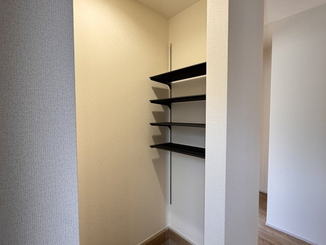 ブルーミングガーデン前橋市下新田町（平屋）の収納|玄関にも土間収納付きです！可動棚付きで使い勝手が良いですよ！趣味の道具など沢山収納可能です。