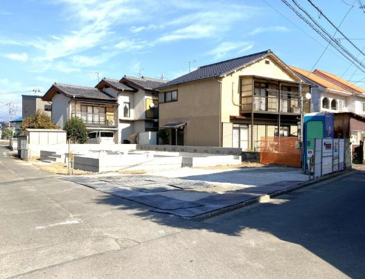 ブルーミングガーデン前橋市下新田町（平屋）の前面道路含む現地写真|開放的な立地です。