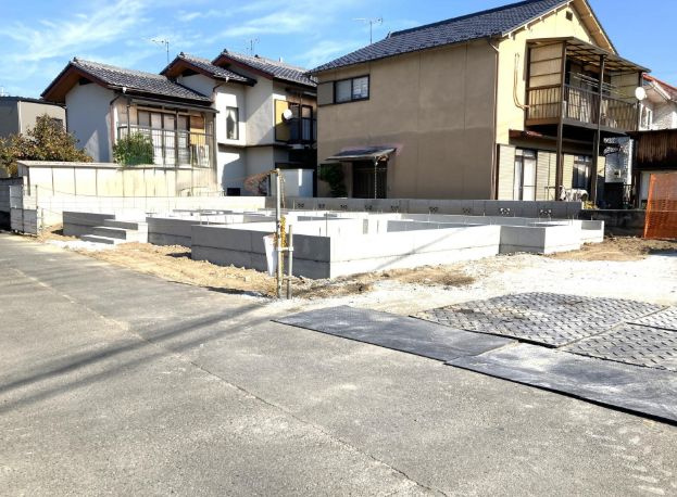 ブルーミングガーデン前橋市下新田町（平屋）の前面道路含む現地写真|角地の整形地で陽当たり・通風良好です！