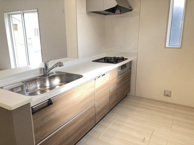 ブルーミングガーデン前橋市下新田町（平屋）の居間・リビング|18帖の広々リビング♪人気の対面式キッチンを配した空間はお好みの家具も合わせやすく、家族がくつろぐ快適な空間造りをサポート。窓からは明るい陽光が差し込みます。