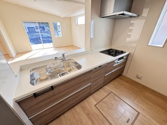 ブルーミングガーデン前橋市下新田町（平屋）のキッチン|人気のカウンターキッチン採用です☆
コンロも３口ご用意しています！調理スペースも広くストレスなくお料理できます。
浄水器つきなので美味しいお水も飲めますよ♪
