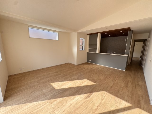 ブルーミングガーデン前橋市下新田町（平屋）の居間・リビング|18帖の広々リビング♪人気の対面式キッチンを配した空間はお好みの家具も合わせやすく、家族がくつろぐ快適な空間造りをサポート。窓からは明るい陽光が差し込みます。