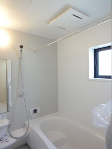 ブルーミングガーデン前橋市下新田町（平屋）の独立洗面台|スタイリッシュな洗面台です。シャワー水栓付き洗面台で朝の身支度もバッチリです！
洗面台には収納スペースもあり洗面室もすっきり片付きます。