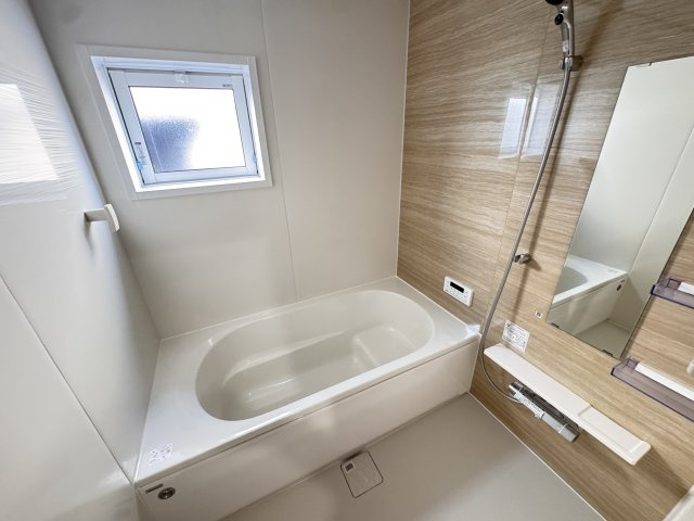 ブルーミングガーデン前橋市下新田町（平屋）の浴室|１坪タイプのフルオートバスです！
足を延ばして入れる広さなので一日の疲れも癒されますよ♪
室内物干しや浴室乾燥機もあるのでお天気の悪い日にはランドリースペースとしてもご利用できます！