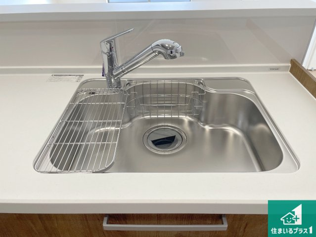 大津市長等　第1期　新築一戸建ての独立洗面台|清潔感のある洗面台です。フラットな鏡は掃除がしやすく毎日清潔！ホースは引き出して使えるので洗顔やお掃除の際に便利です！