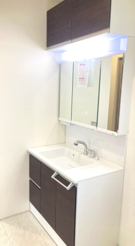 ブルーミングガーデン高崎市箕郷町上芝　2号棟（平屋）　の独立洗面台|シャワー水栓付き洗面台で朝の身支度もバッチリです！
洗面台には収納スペースもあり洗面室もすっきり片付きますよ！