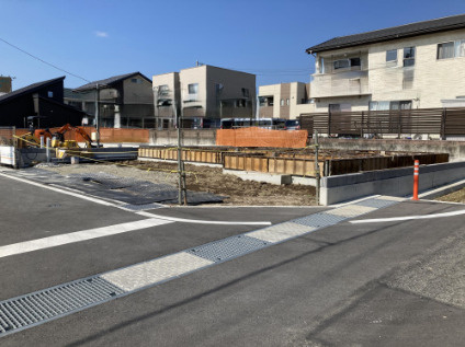 ブルーミングガーデン高崎市箕郷町上芝　2号棟（平屋）　の前面道路含む現地写真|角地で前面道路も６Ⅿあるので開放的な立地です♪
